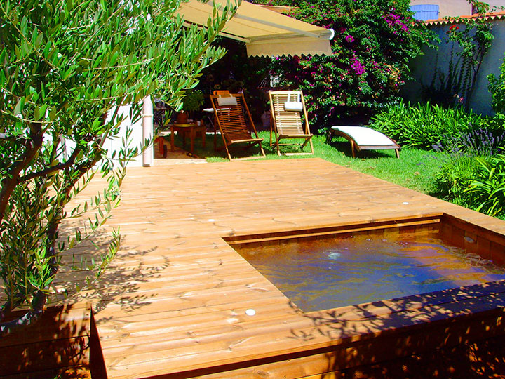 jardin pelouse et terrasse en bois avec une micro piscine odyssea à cannes