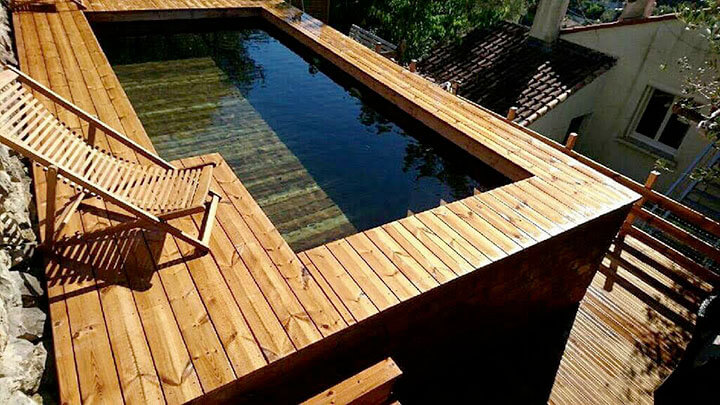 piscine bois avec terrasse sur mesure dans un camping de luxe dans le Var
