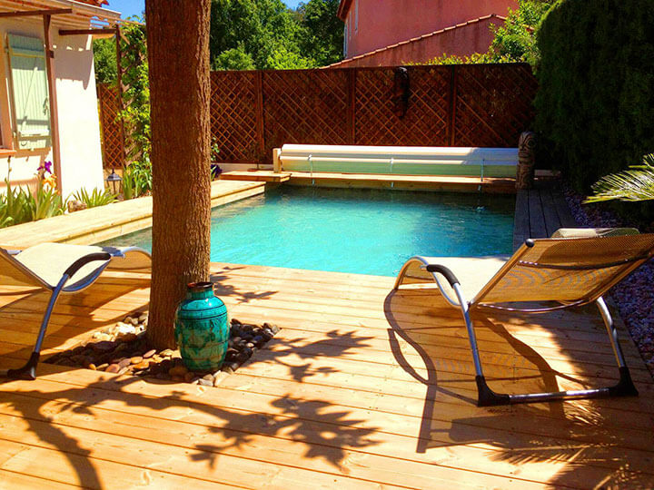 superbe piscine bien bleu avec terrasse en bois