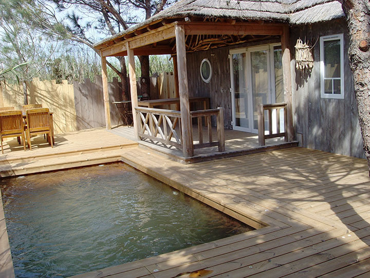 piscine bois avec terrasse sur mesure dans un camping de luxe dans le Var